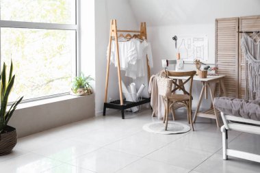 Modern terzi atölyesinin içinde.