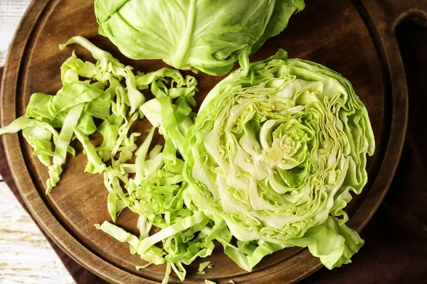 Hafif ahşap zemin üzerinde taze lahana olan tahta.