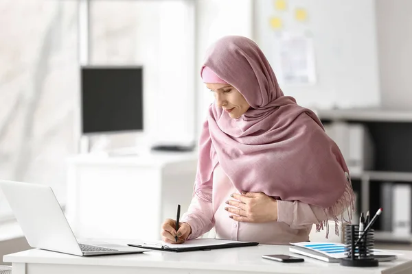 Mulher Muçulmana Grávida Trabalhando Escritório — Fotografia de Stock