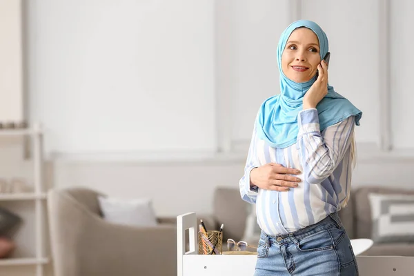 Mulher Muçulmana Grávida Falando Por Telefone Celular Casa — Fotografia de Stock