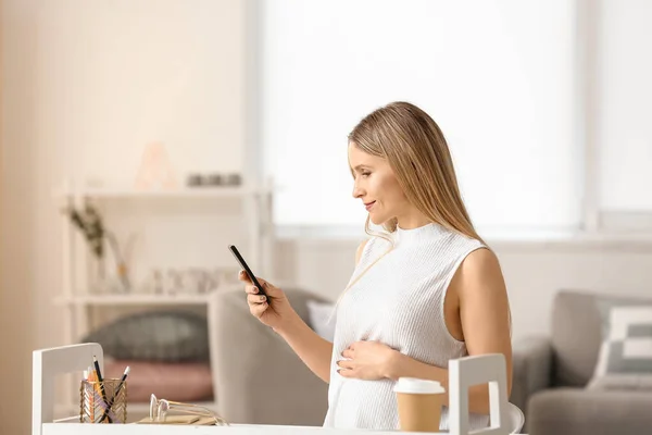 Έγκυος Επιχειρηματίας Που Χρησιμοποιεί Κινητό Τηλέφωνο Στο Σπίτι — Φωτογραφία Αρχείου