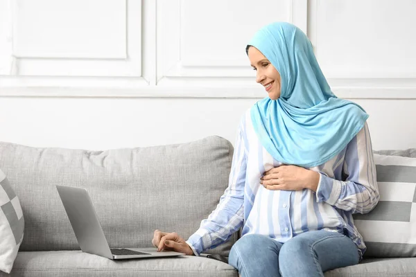 Terhes Muszlim Dolgozik Laptop Otthon — Stock Fotó