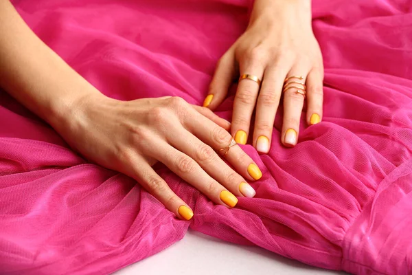Vrouwelijke Handen Met Mooie Manicure Jurk Close — Stockfoto
