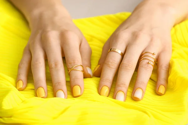 Mãos Femininas Com Bela Manicure Fundo Tecido Cor Close — Fotografia de Stock