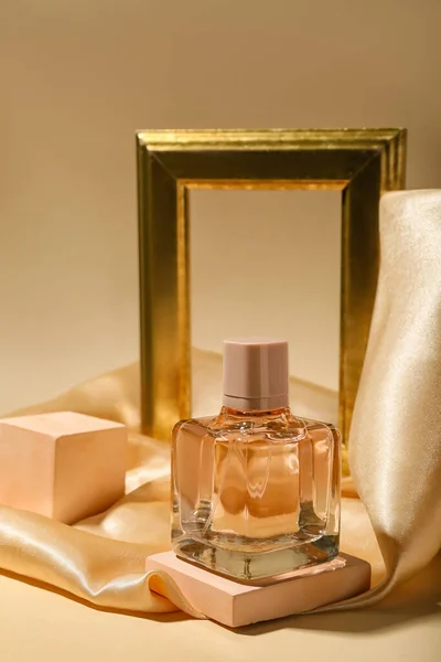 Botella Perfume Sobre Fondo Tela Color —  Fotos de Stock