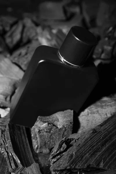 Бутылка Духов Угля Чар Черном Фоне — стоковое фото