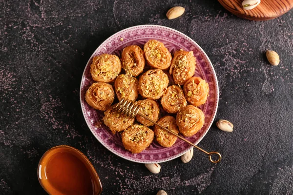 Lezzetli Baklava Bal Kaplamalı Tabak Koyu Arkaplanda Yapışmış — Stok fotoğraf