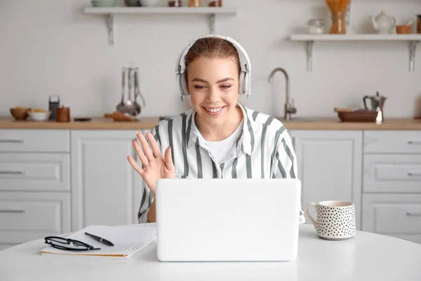 Young Woman Laptop Video Chatting Kitchen — Stock Photo, Image