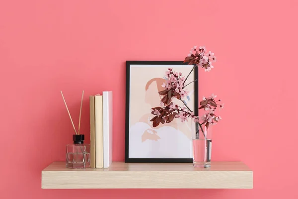 Book Shelf Blossoming Branches Picture Hanging Color Wall — Stock Photo, Image