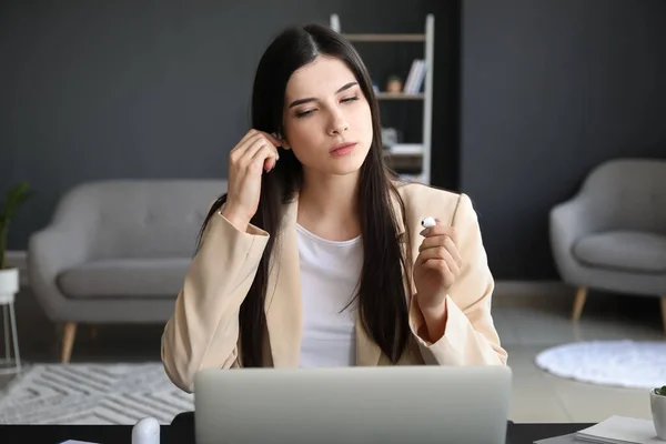 Beautiful Businesswoman Putting Earphones Video Chatting Office — Stock Photo, Image