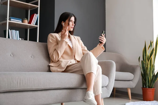 Mulher Negócios Bonita Com Telefone Celular Vídeo Conversando Escritório — Fotografia de Stock