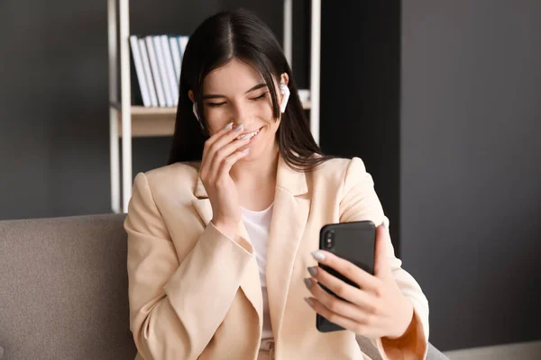 Beautiful Businesswoman Mobile Phone Video Chatting Office — Stock Photo, Image