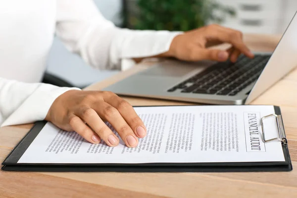 Geschäftsfrau Mit Klemmbrett Tisch Büro Nahaufnahme — Stockfoto