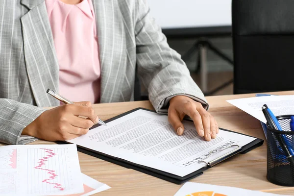 Geschäftsfrau Schreibt Klemmbrett Tisch Nahaufnahme — Stockfoto