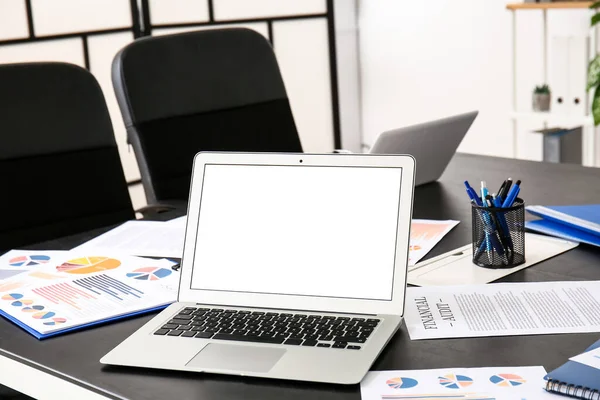 Laptop Blank Screen Table Office — Stock Photo, Image