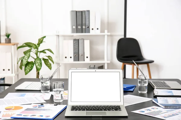 Laptop Blank Screen Table Office — Stock Photo, Image