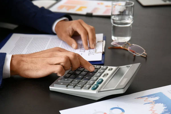 Empresário Usando Calculadora Escritório Close — Fotografia de Stock