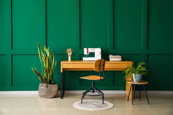 Tailor Workplace Sewing Machine Green Wall — Stock Photo, Image