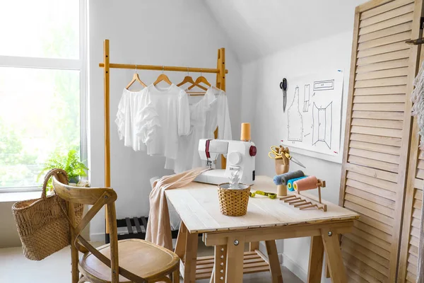 Tafel Met Naaimachine Kleermakersbenodigdheden Atelier — Stockfoto