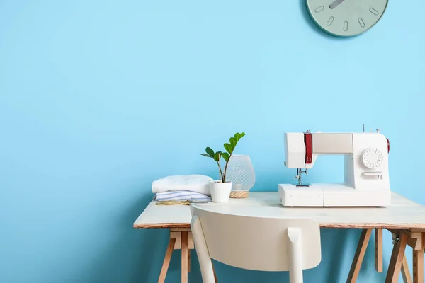 Tailor Workplace Sewing Machine Blue Wall — Stock Photo, Image