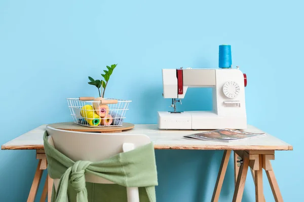 Nähmaschine Und Fäden Auf Tisch Neben Blauer Wand — Stockfoto