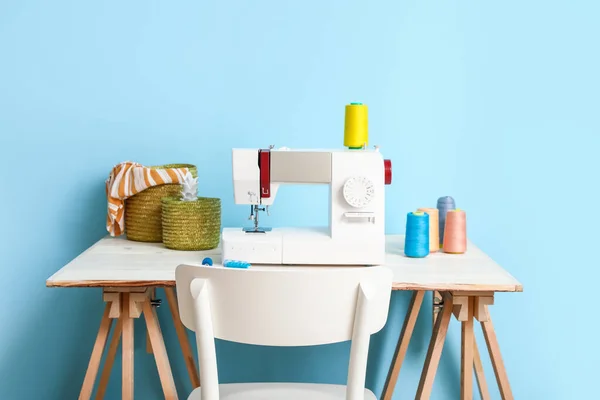 Tailor Workplace Sewing Machine Threads Blue Wall — Stock Photo, Image