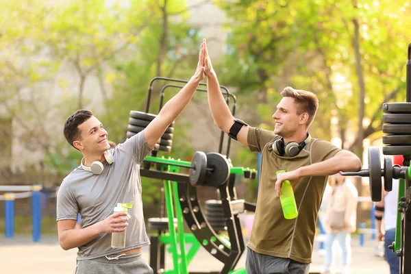 Jonge Mannen Geven Elkaar High Five Sportterrein — Stockfoto