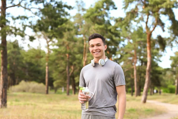 Sporty Young Man Bottle Water Headphones Park — Stock Photo, Image