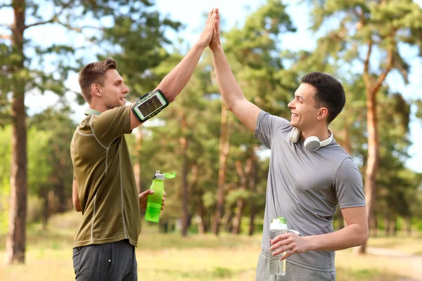 Sporty Young Men Giving Each Other High Five Park — Stock Photo, Image