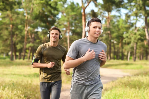 Sporty Young Men Headphones Running Park — Stock Photo, Image