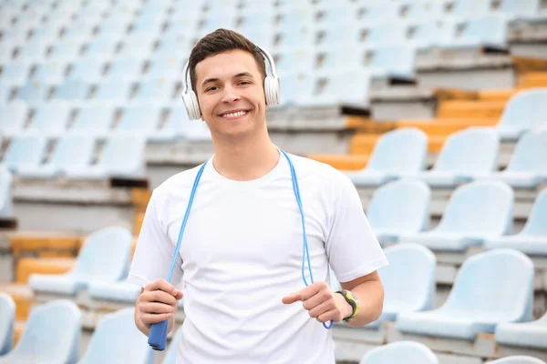 Joven Deportivo Auriculares Con Saltar Cuerda Estadio — Foto de Stock