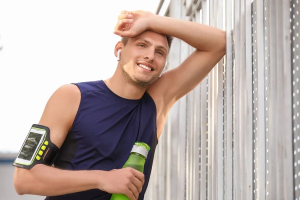 Joven Cansado Con Botella Agua Después Entrenar Estadio — Foto de Stock