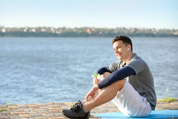 Sporty Young Man Bottle Water Sitting River — Stock Photo, Image