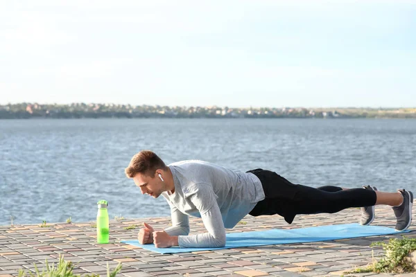 Sporty Young Man Doing Plank River — Stock Photo, Image