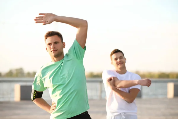 Sporty Young Man Exercising Outdoors — Stock Photo, Image