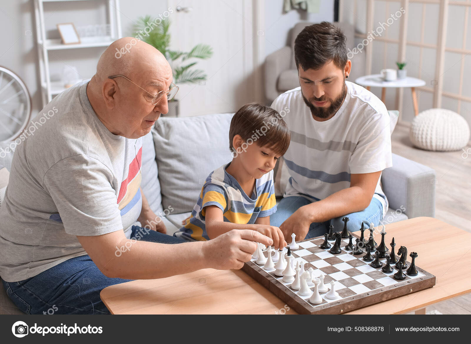 Feliz Pai E Filho Jogando Xadrez No Fotos e imagens sem royalties