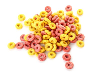 Beyaz arkaplanda farklı mısır halkaları yığını