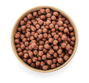 Beyaz arka planda çikolata topları olan bir kase.