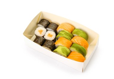 Beyaz arka planda lezzetli suşi ruloları olan bir kutu.