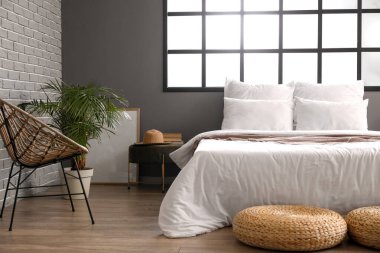 Modern yatak odasının iç dekorasyonu.