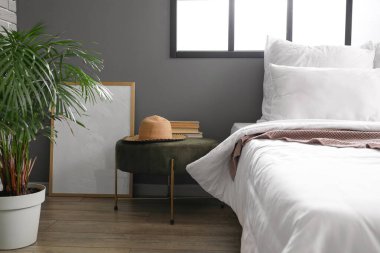 Modern yatak odasının iç dekorasyonu.