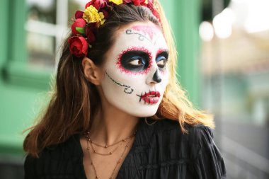 Yüzünde boyalı kafatası olan genç bir kadın. Meksika Ölüler Günü 'nün Kutlaması (El Dia de Muertos)