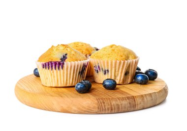 Beyaz arka planda lezzetli yaban mersinli kekler.