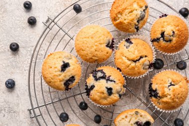 Hafif arkaplanda lezzetli yaban mersinli kekler, yakın plan.