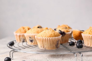 Gri arkaplanda lezzetli yaban mersinli kekler, yakın plan.