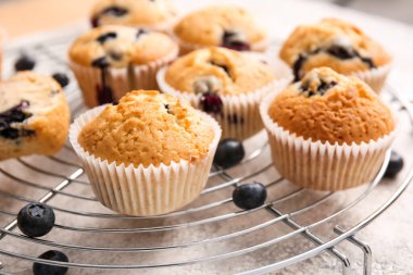 Lezzetli yaban mersinli kekler masada, yakın plan.
