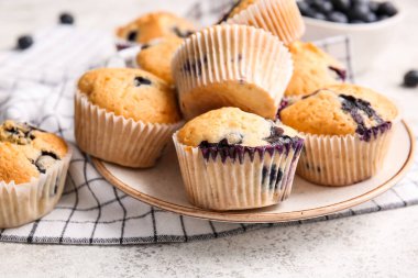 Hafif arkaplanda lezzetli yaban mersinli kek tabağı