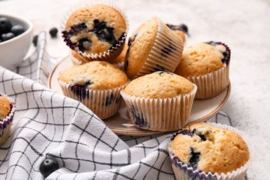 Hafif arkaplanda lezzetli yaban mersinli kek tabağı