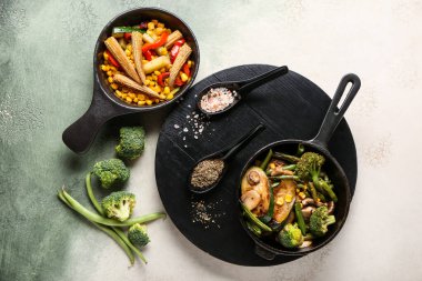 Farklı sebze ve baharatlı kızartma tavaları.