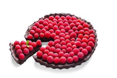 Beyaz arka planda lezzetli ahududu turtası